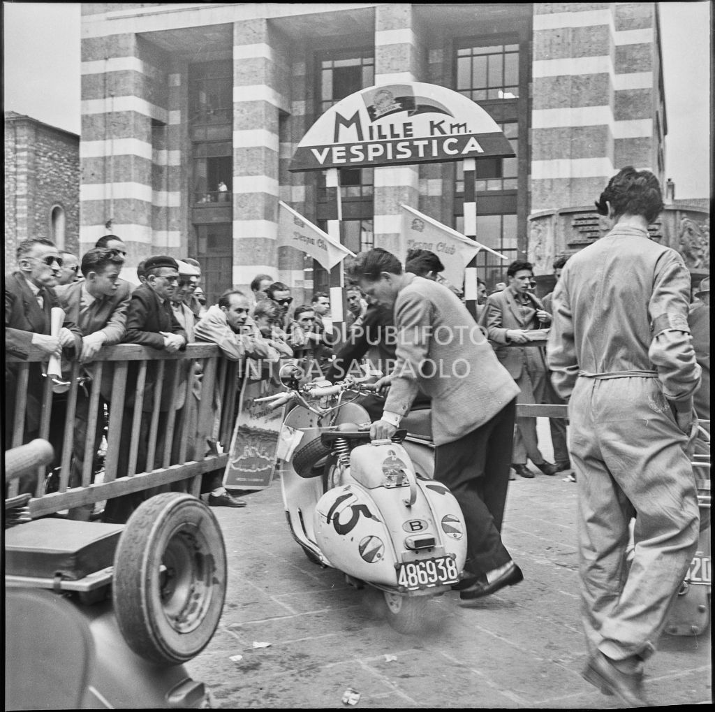 Controllo di una Vespa in piazza della Vittoria a Brescia in occasione della competizione sportiva 1000 Km Vespistica del 1954<br>216324