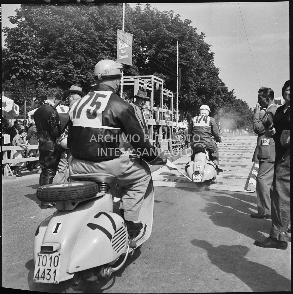 Concorrenti in attesa della punzonatura e della partenza per la competizione sportiva 1000 Km Vespistica del 1954<br>216325