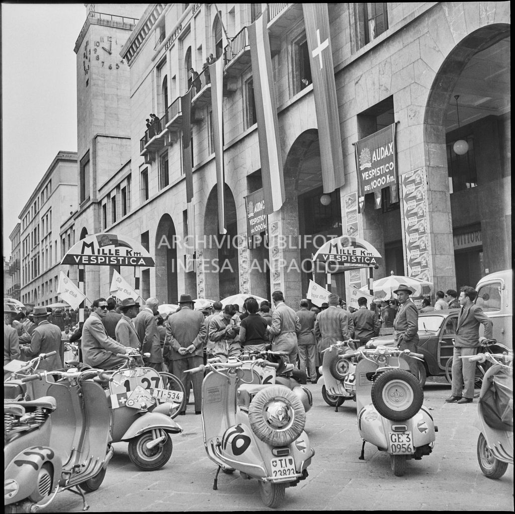 Vista su piazza della Vittoria a Brescia in occasione della competizione sportiva 1000 Km Vespistica del 1954<br>216328
