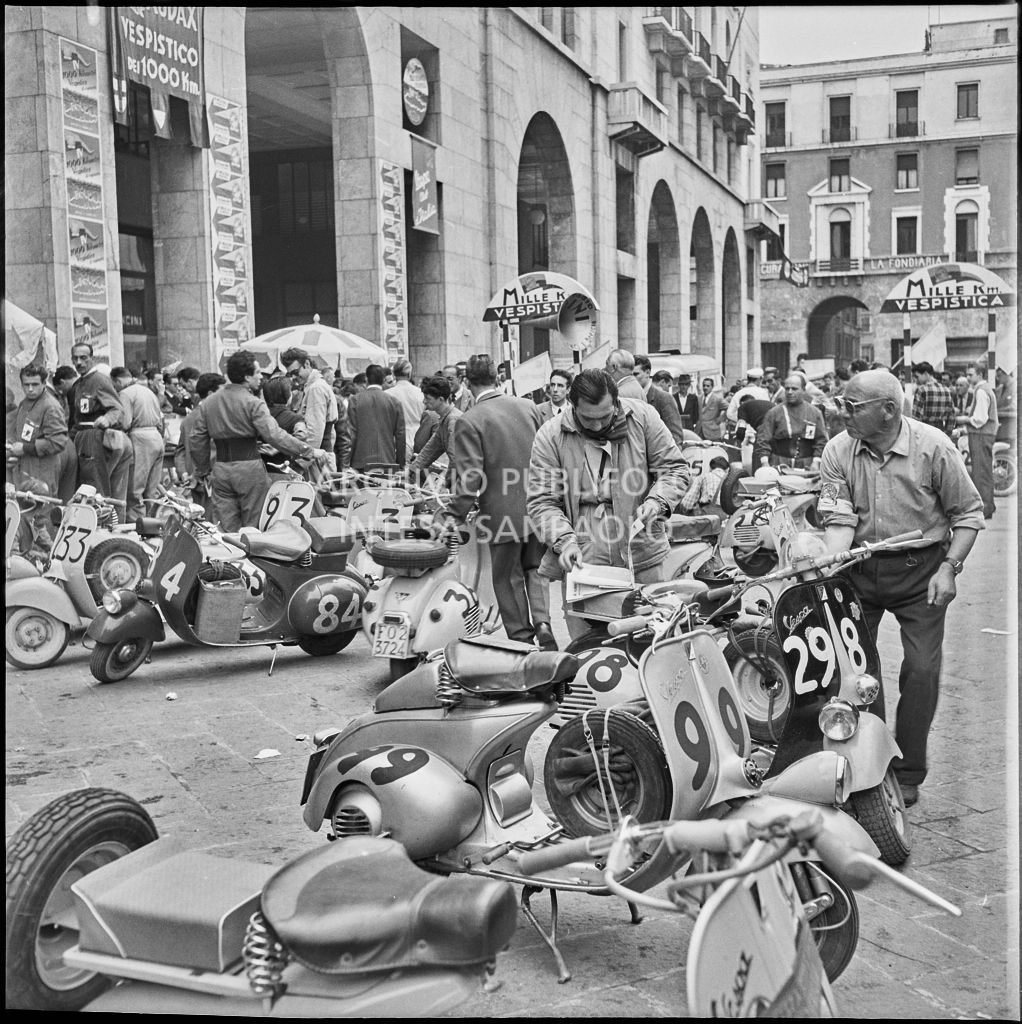 Vista su piazza della Vittoria a Brescia in occasione della competizione sportiva 1000 Km Vespistica del 1954<br>216329