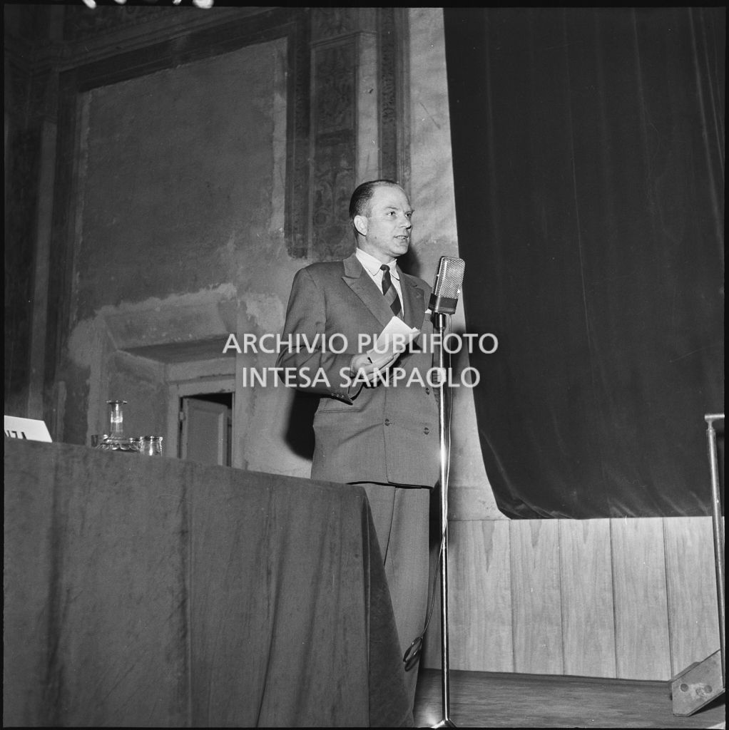 Esposizione di un relatore del convegno di studio sulle condizioni del lavoratore nell'impresa industriale organizzata nei Chiostri di San Barnaba a Milano dalla Società Umanitaria<br>216330