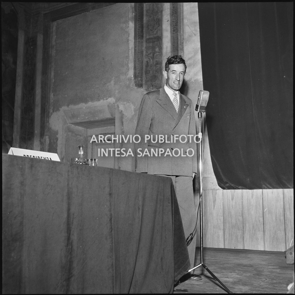 Esposizione di un relatore del convegno di studio sulle condizioni del lavoratore nell'impresa industriale organizzata nei Chiostri di San Barnaba a Milano dalla Società Umanitaria<br>216331