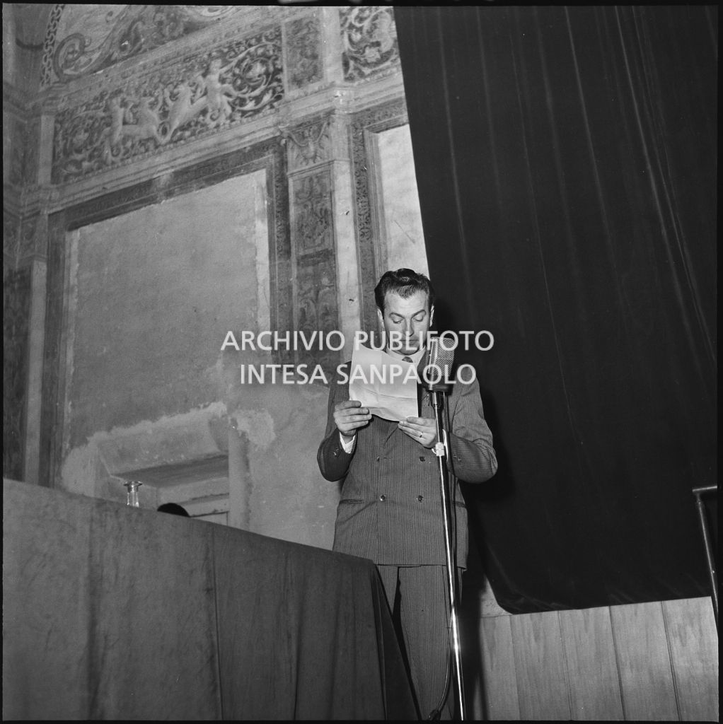 Esposizione di un relatore del convegno di studio sulle condizioni del lavoratore nell'impresa industriale organizzata nei Chiostri di San Barnaba a Milano dalla Società Umanitaria<br>216332