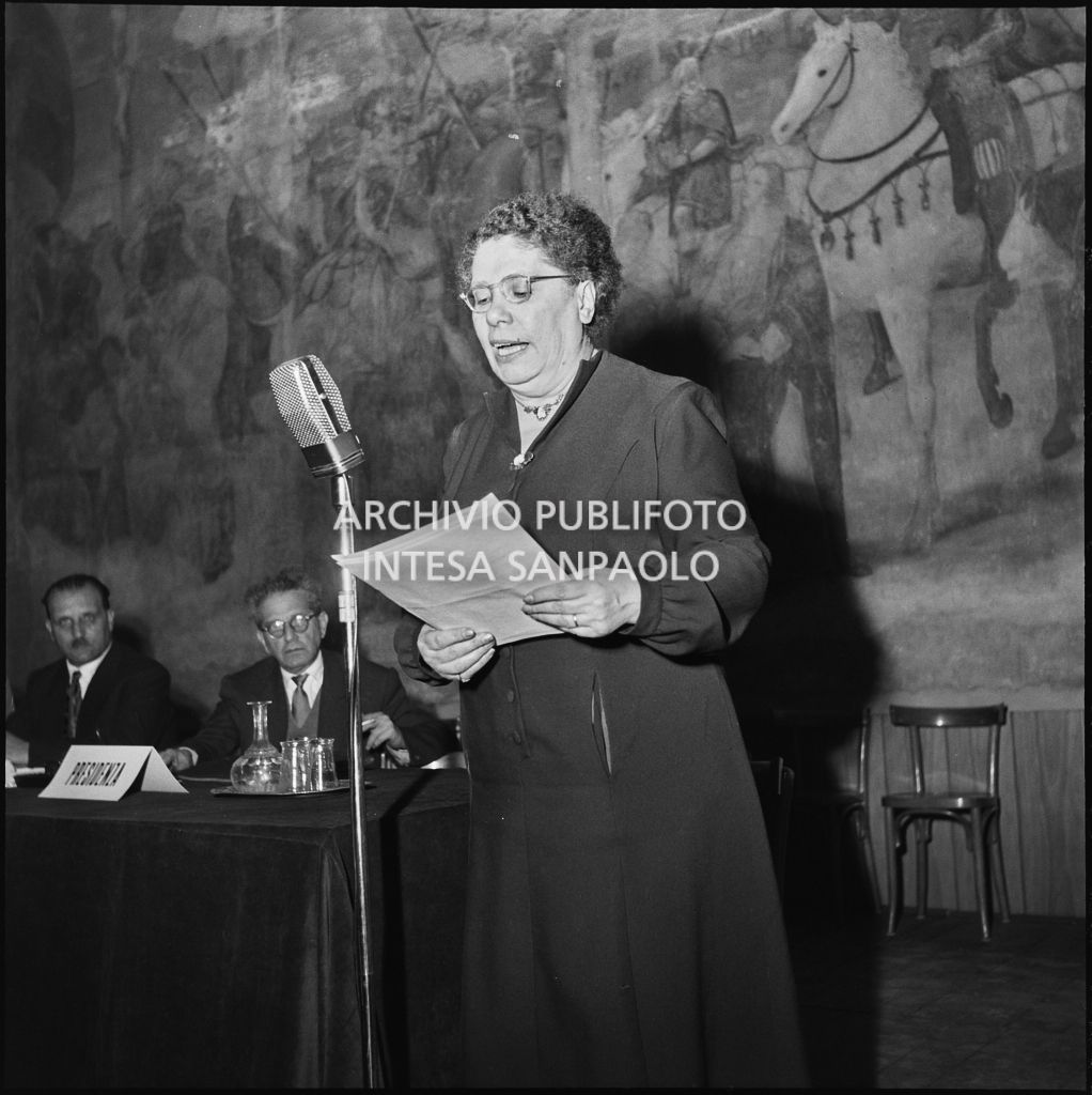 Esposizione di una relatrice del convegno di studio sulle condizioni del lavoratore nell'impresa industriale organizzata nei Chiostri di San Barnaba a Milano dalla Società Umanitaria<br>216333