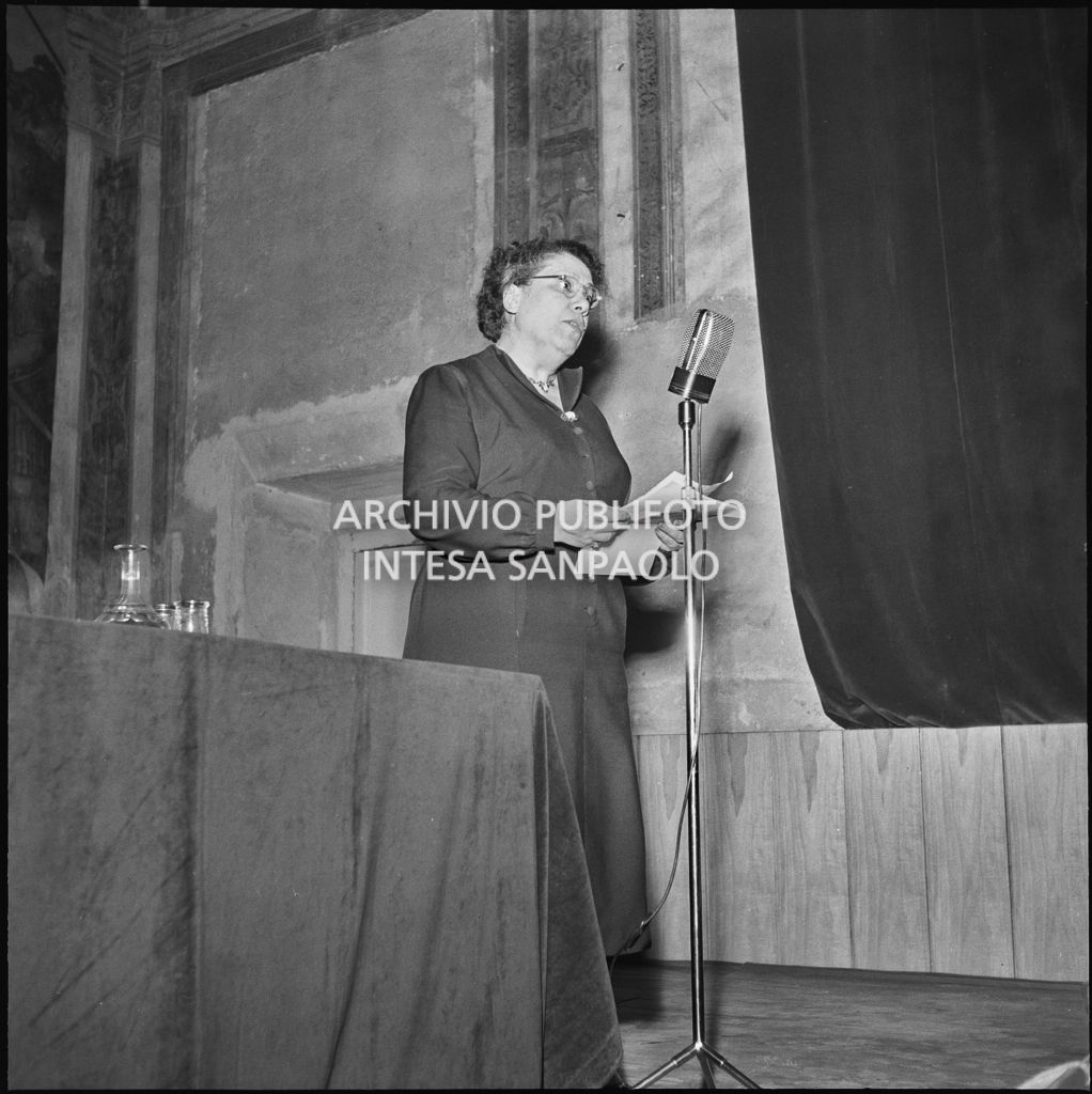 Esposizione di una relatrice del convegno di studio sulle condizioni del lavoratore nell'impresa industriale organizzata nei Chiostri di San Barnaba a Milano dalla Società Umanitaria<br>216334