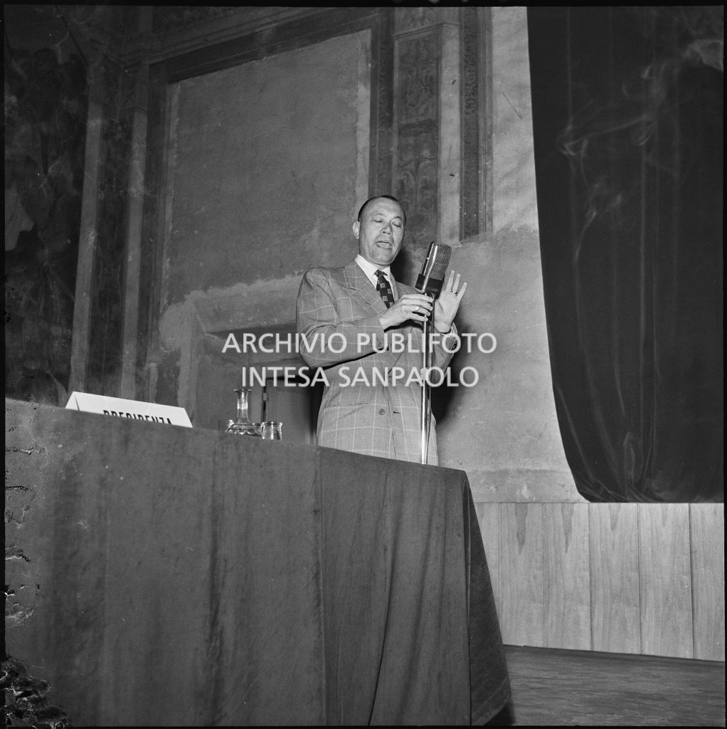 Esposizione di un relatore del convegno di studio sulle condizioni del lavoratore nell'impresa industriale organizzata nei Chiostri di San Barnaba a Milano dalla Società Umanitaria<br>216335