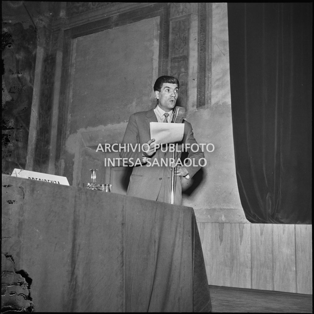 Esposizione di un relatore del convegno di studio sulle condizioni del lavoratore nell'impresa industriale organizzata nei Chiostri di San Barnaba a Milano dalla Società Umanitaria<br>216336