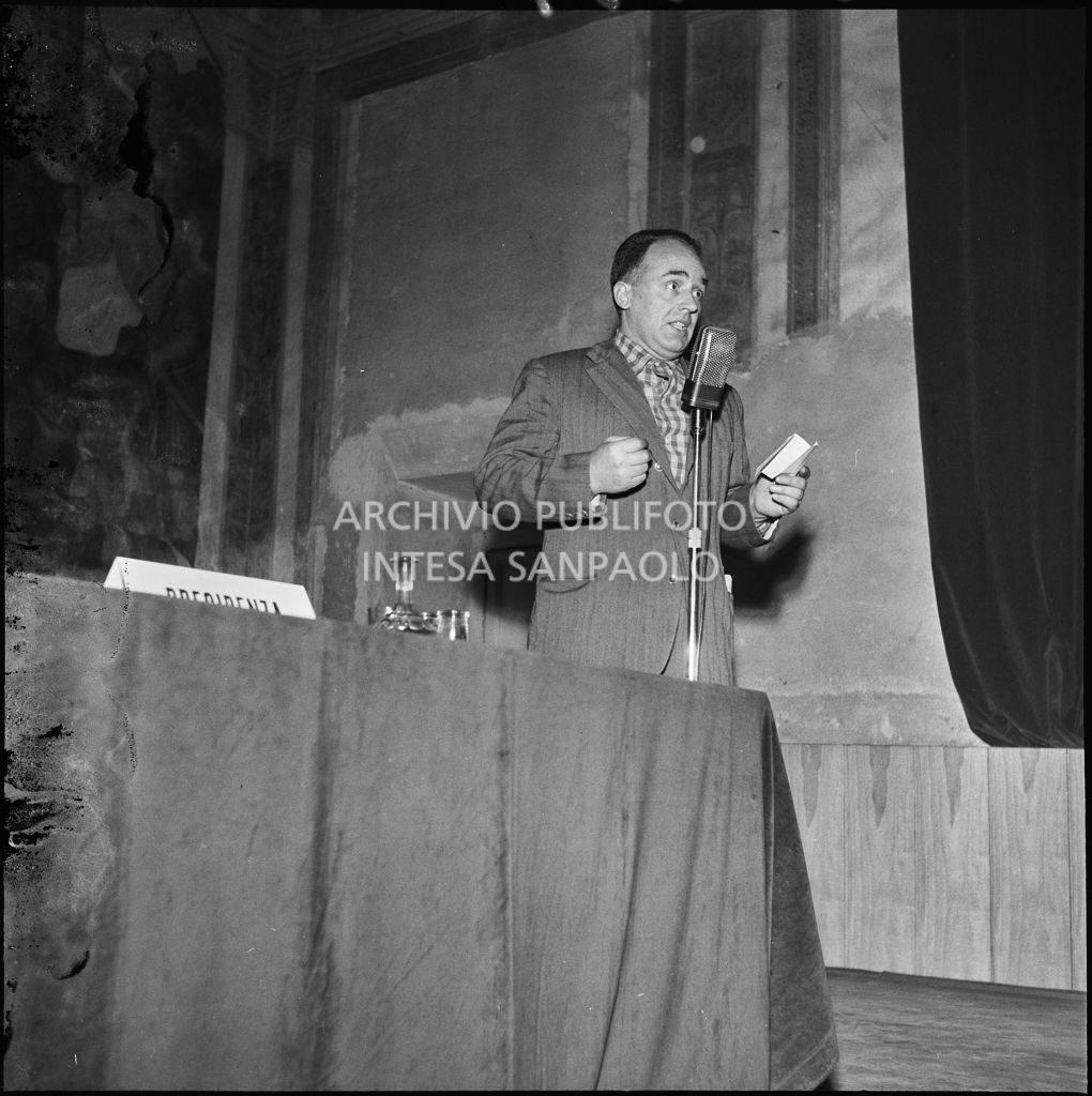 Esposizione di un relatore del convegno di studio sulle condizioni del lavoratore nell'impresa industriale organizzata nei Chiostri di San Barnaba a Milano dalla Società Umanitaria<br>216337