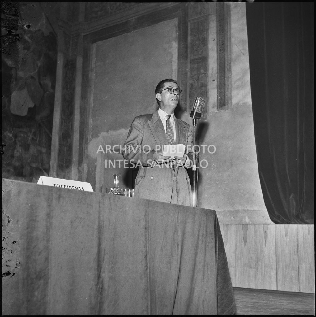 Esposizione di un relatore del convegno di studio sulle condizioni del lavoratore nell'impresa industriale organizzata nei Chiostri di San Barnaba a Milano dalla Società Umanitaria<br>216338