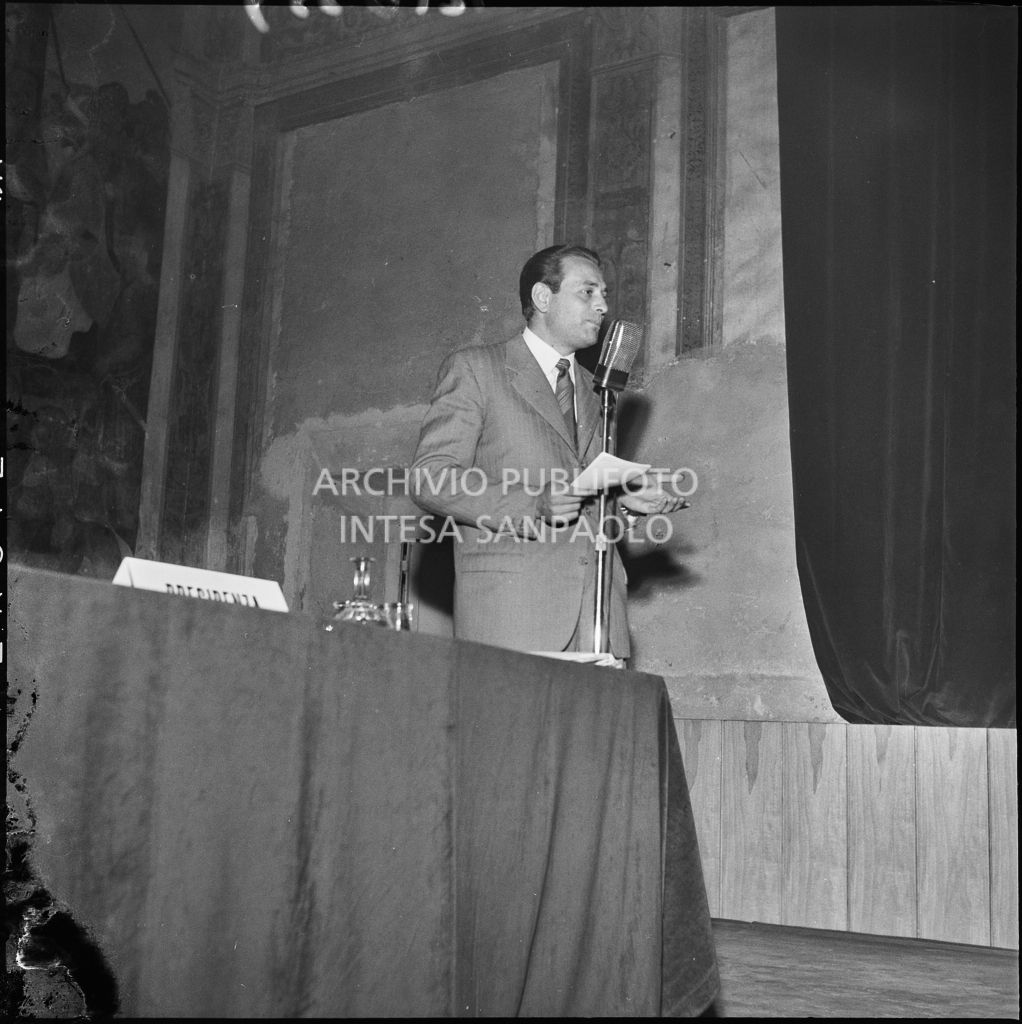 Esposizione di un relatore del convegno di studio sulle condizioni del lavoratore nell'impresa industriale organizzata nei Chiostri di San Barnaba a Milano dalla Società Umanitaria<br>216339