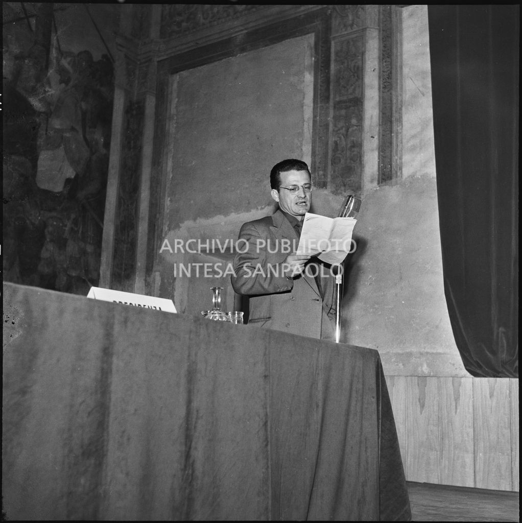 Esposizione di un relatore del convegno di studio sulle condizioni del lavoratore nell'impresa industriale organizzata nei Chiostri di San Barnaba a Milano dalla Società Umanitaria<br>216340