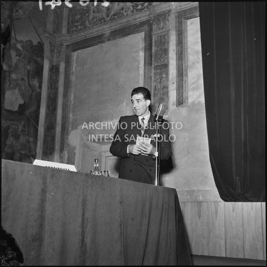 Esposizione di un relatore del convegno di studio sulle condizioni del lavoratore nell'impresa industriale organizzata nei Chiostri di San Barnaba a Milano dalla Società Umanitaria<br>216341