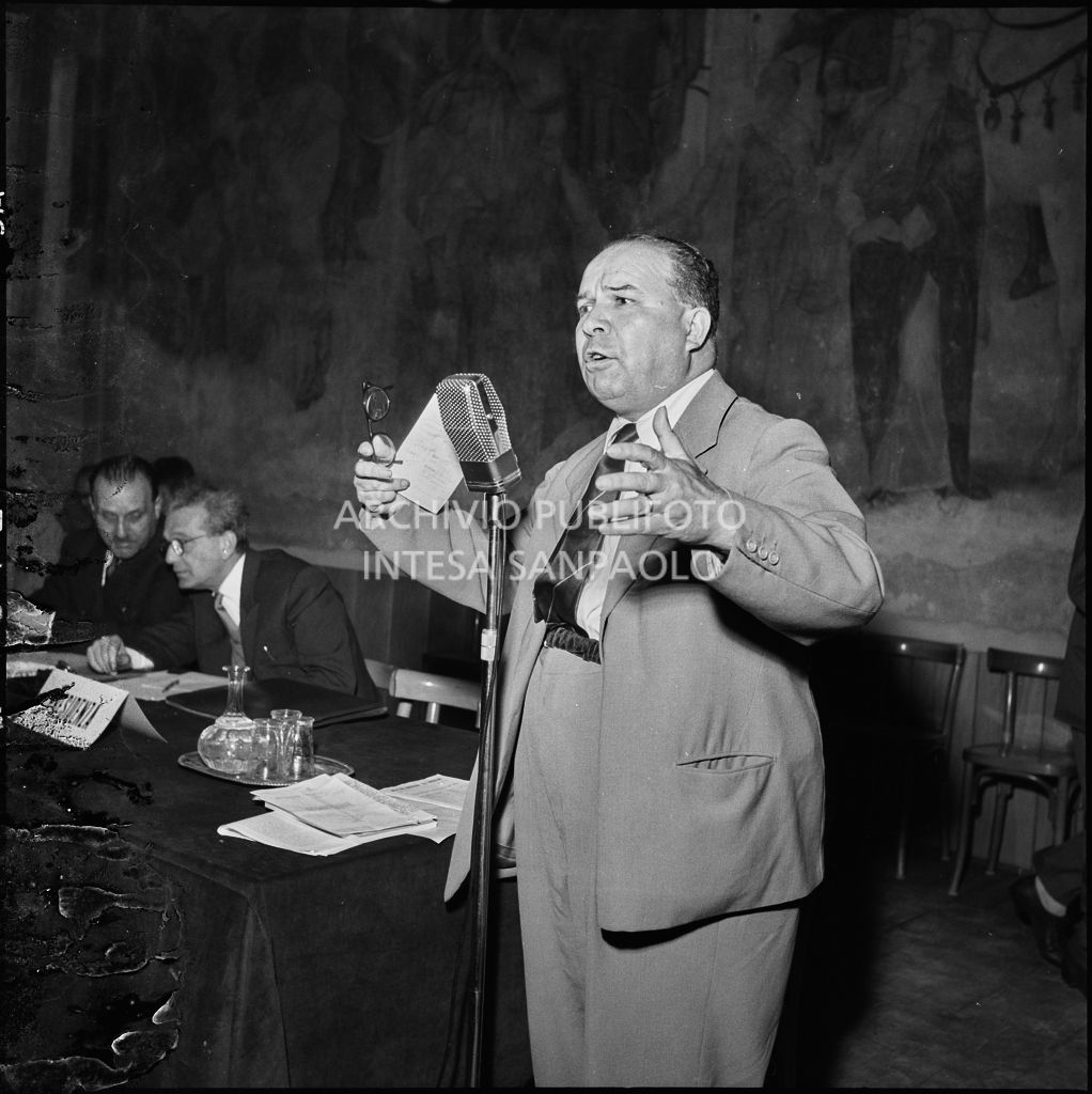 Esposizione di un relatore del convegno di studio sulle condizioni del lavoratore nell'impresa industriale organizzata nei Chiostri di San Barnaba a Milano dalla Società Umanitaria<br>216342