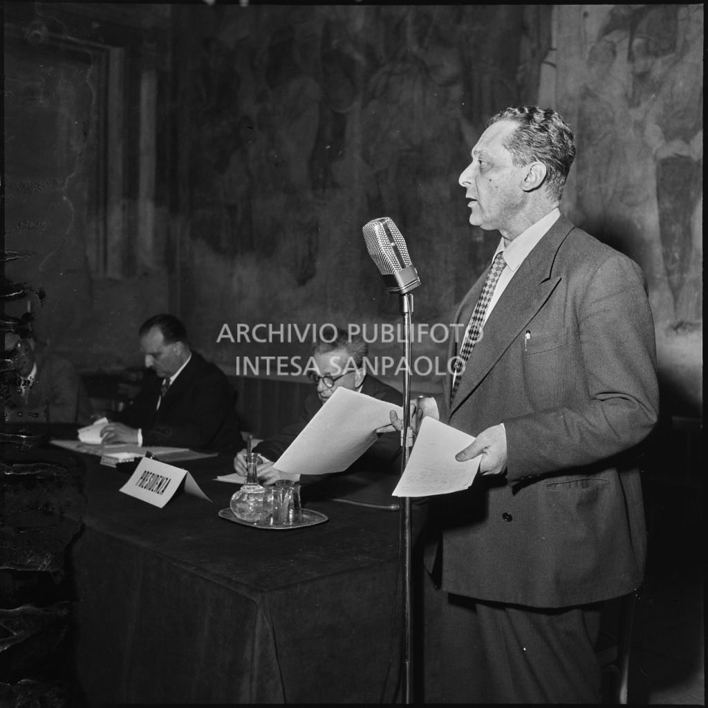 Esposizione di un relatore del convegno di studio sulle condizioni del lavoratore nell'impresa industriale organizzata nei Chiostri di San Barnaba a Milano dalla Società Umanitaria<br>216343