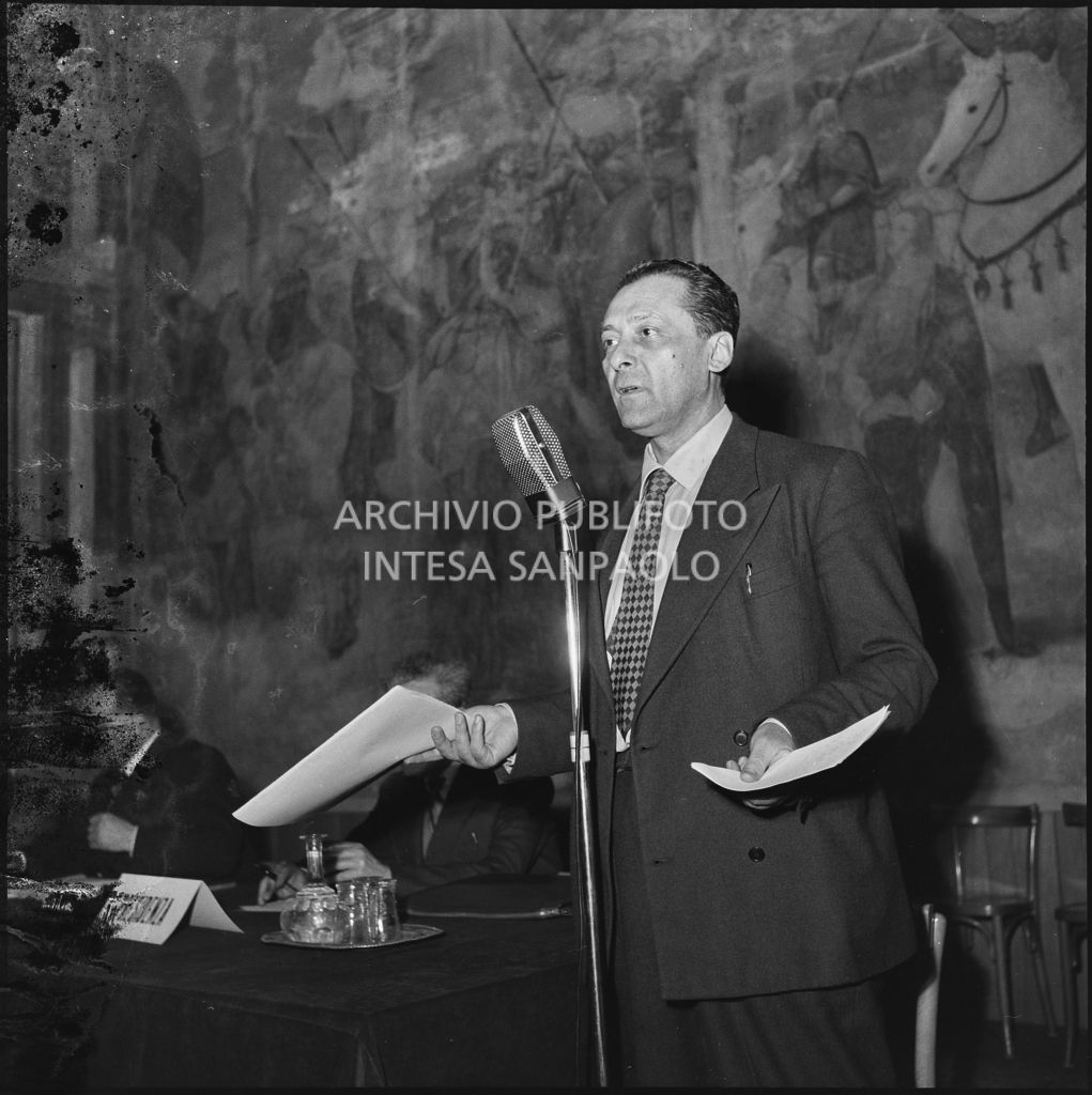 Esposizione di un relatore del convegno di studio sulle condizioni del lavoratore nell'impresa industriale organizzata nei Chiostri di San Barnaba a Milano dalla Società Umanitaria<br>216344