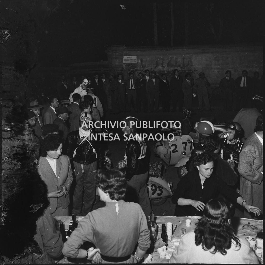 Un momento di pausa durante la competizione sportiva 1000 Km Vespistica del 1954 lungo Corso Teresio Borsalino ad Alessandria<br>216348