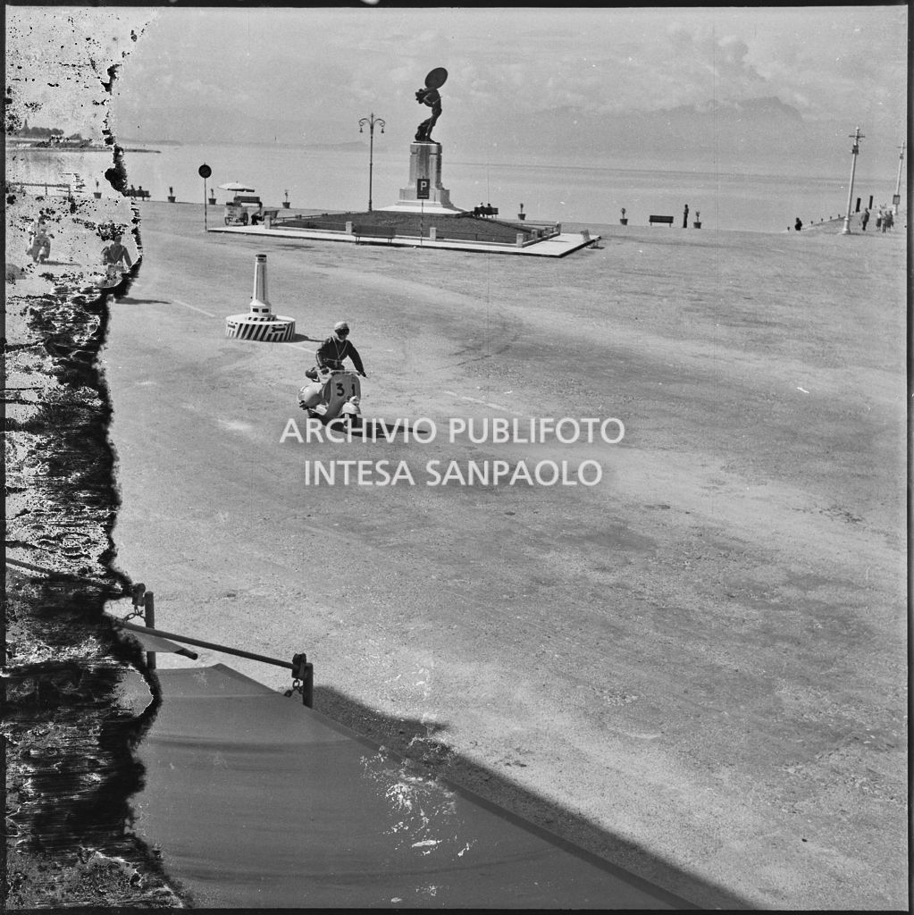 Il concorrente Mario Minini del Vespa Club di Brescia (numero di gara 31) durante la competizione sportiva 1000 Km Vespistica del 1954<br>216349