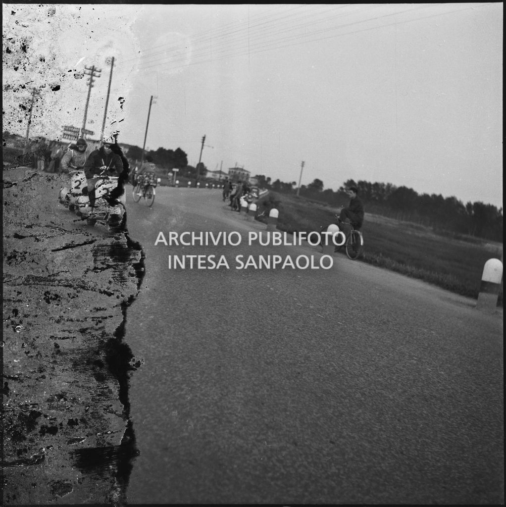 Un momento della competizione sportiva 1000 Km Vespistica del 1954<br>216350