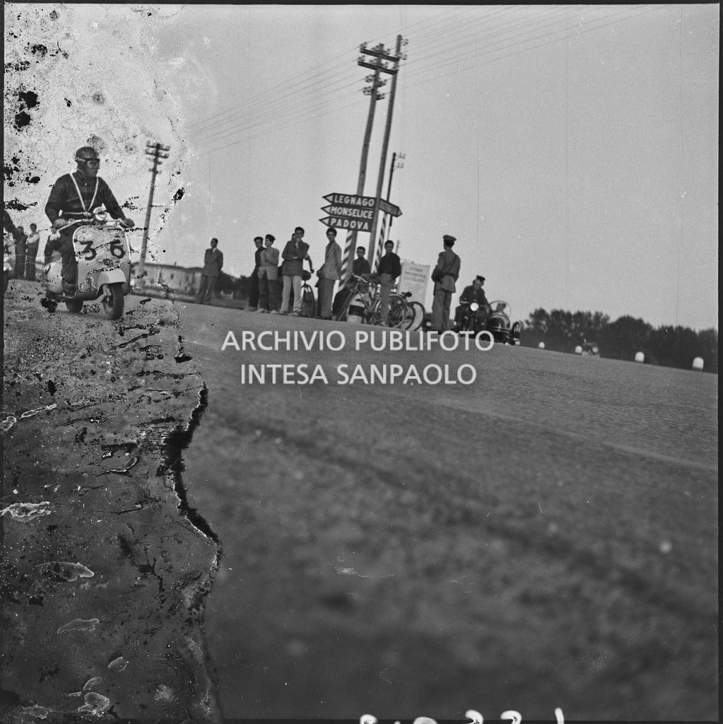 Il concorrente Osvaldo Buffalini del Vespa Club di Milano (numero di gara 36) durante la competizione sportiva 1000 Km Vespistica del 1954<br>216351