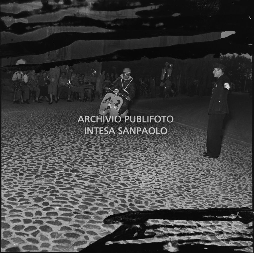 Un concorrente del Vespa Club di Cannes (numero di gara 42) durante la competizione sportiva 1000 Km Vespistica del 1954<br>216355