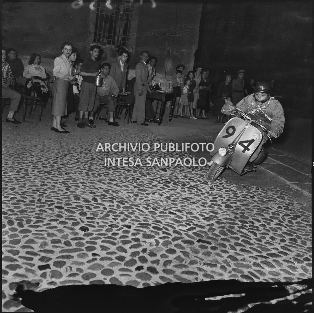 Un momento della competizione sportiva 1000 Km Vespistica del 1954<br>216356