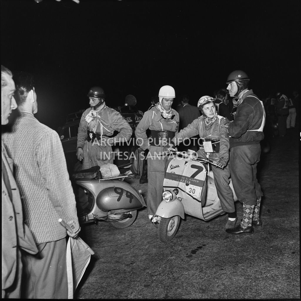 La concorrente del Vespa Club di Venezia (numero di gara 7) insieme ad altri concorrenti in un momento di pausa dalla competizione sportiva 1000 Km Vespistica del 1954<br>216358