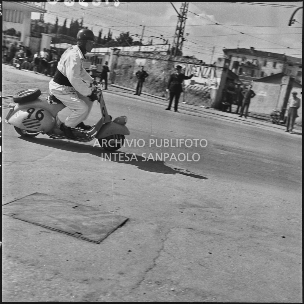 Un concorrente (numero di gara 96) della competizione sportiva 1000 Km Vespistica del 1954 lungo il percorso verso la tappa di Vicenza<br>216360