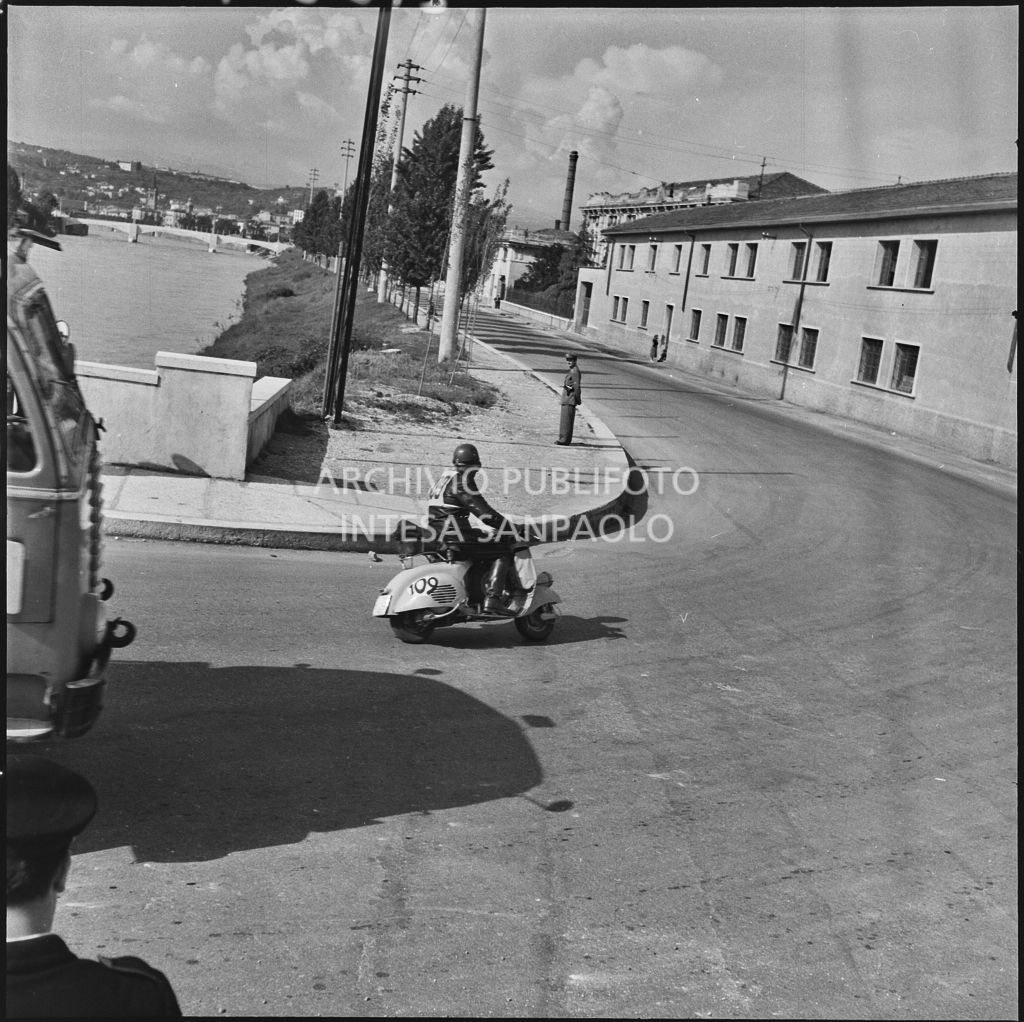 Un concorrente (numero di gara 109) durante la competizione sportiva 1000 Km Vespistica del 1954<br>216361
