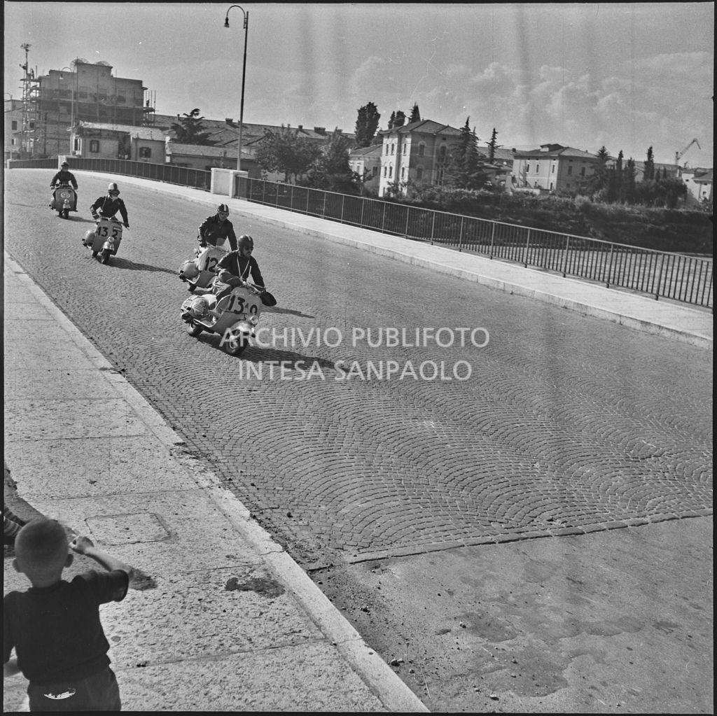 Un momento della competizione sportiva 1000 Km Vespistica del 1954<br>216362