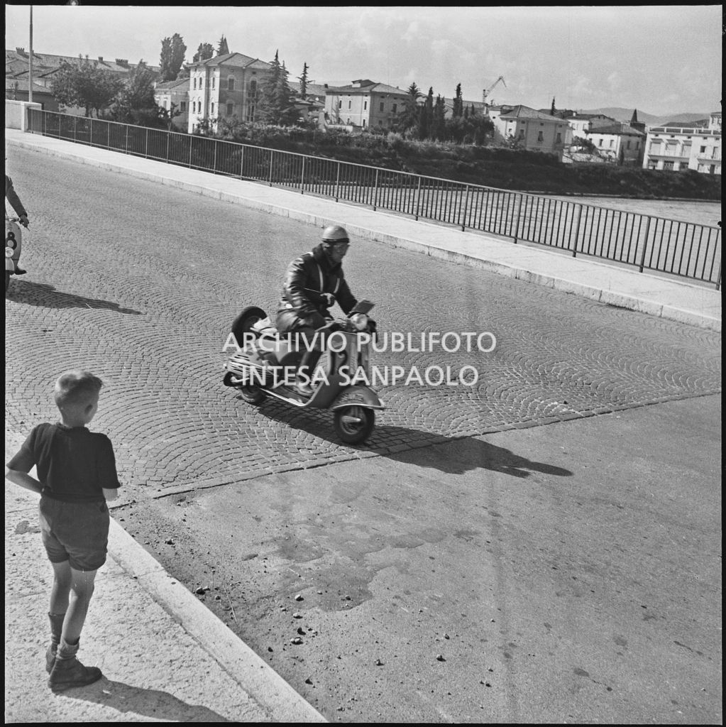 Un concorrente (numero di gara 124) durante la competizione sportiva 1000 Km Vespistica del 1954<br>216363