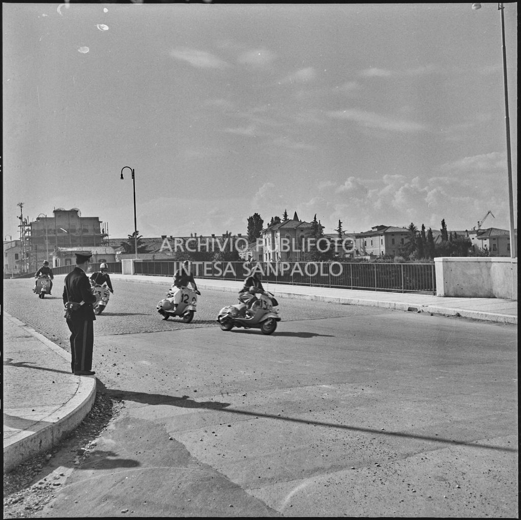 Un momento della competizione sportiva 1000 Km Vespistica del 1954<br>216364