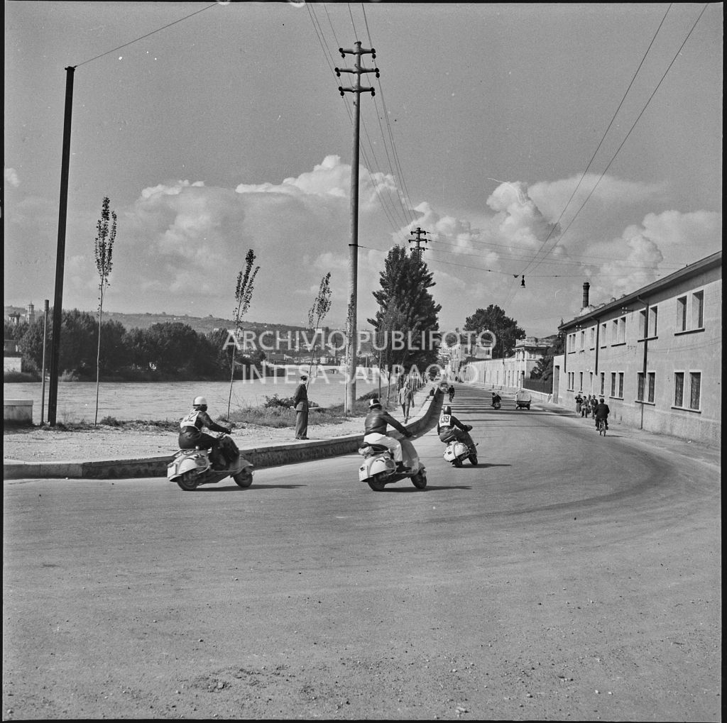 Un momento della competizione sportiva 1000 Km Vespistica del 1954<br>216365