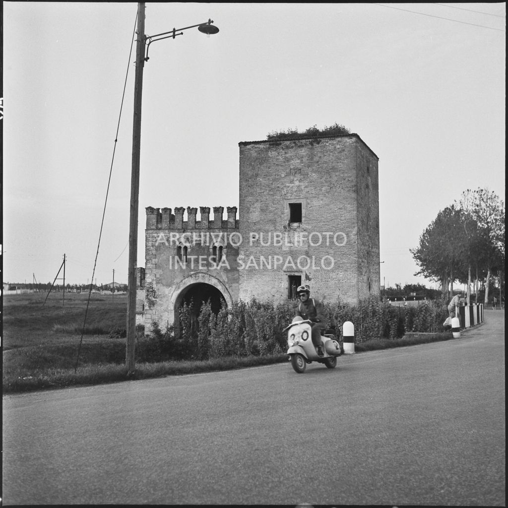 Il concorrente Arturo Capitano del Vespa Club di Cremona (numero di gara 20) durante la competizione sportiva 1000 Km Vespistica del 1954<br>216367