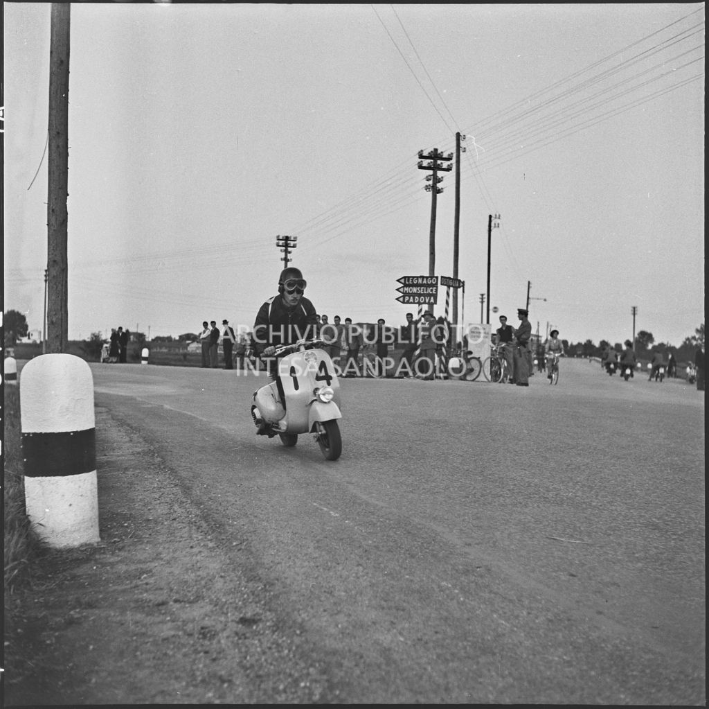 Un concorrente del Vespa Club di Novara (numero di gara 14) durante la competizione sportiva 1000 Km Vespistica del 1954<br>216368