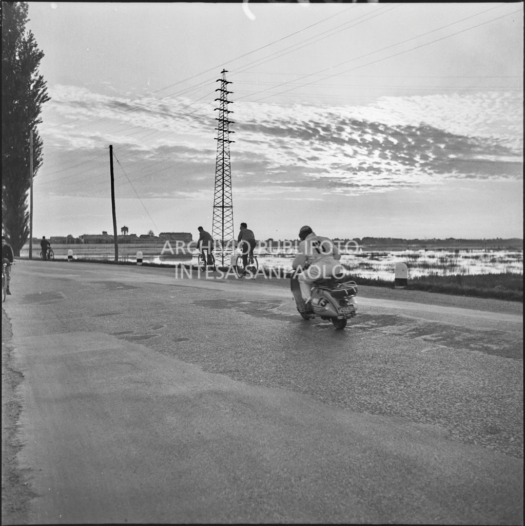 Un concorrente durante la competizione sportiva 1000 Km Vespistica del 1954<br>216369