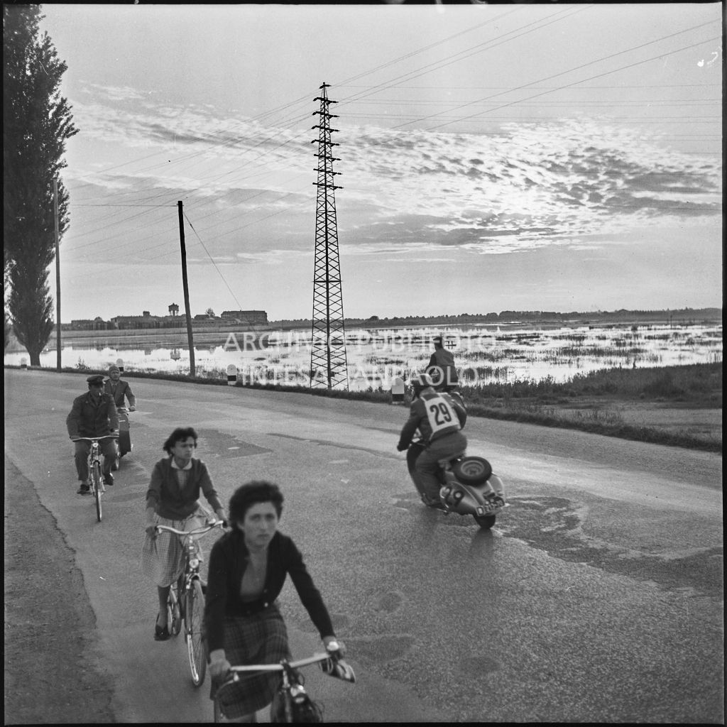 Il concorrente Scmaaf del Vespa Club di Dusseldorf (numero di gara 29) durante la competizione sportiva 1000 Km Vespistica del 1954<br>216370