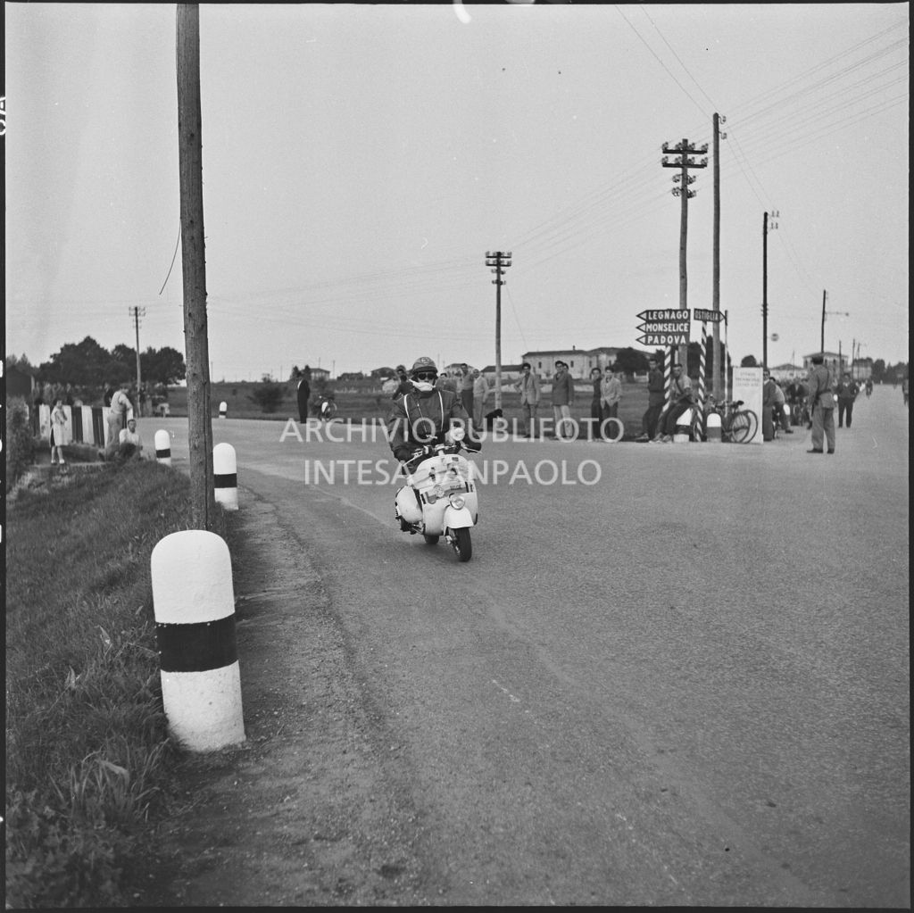 Un concorrente del Vespa Club di Piadena (numero di gara 15) durante la competizione sportiva 1000 Km Vespistica del 1954<br>216371