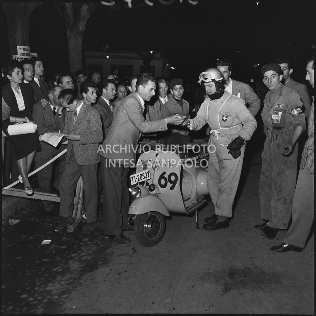 Controllo tempi di un concorrente (numero di gara 269) durante la competizione sportiva 1000 Km Vespistica del 1954<br>216372