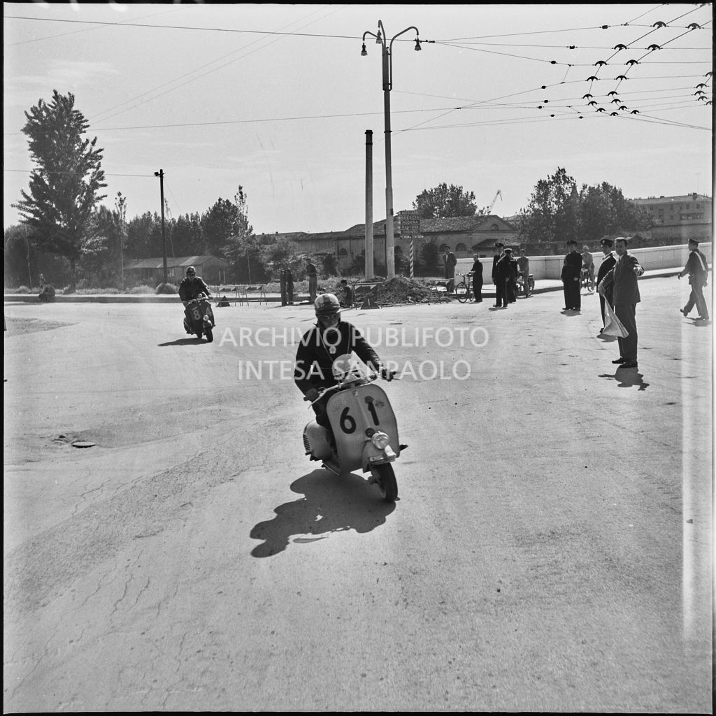 Un momento della competizione sportiva 1000 Km Vespistica del 1954<br>216373