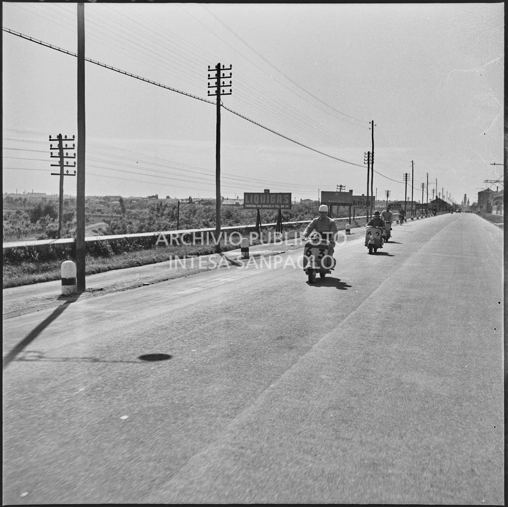 Un momento della competizione sportiva 1000 Km Vespistica del 1954<br>216375