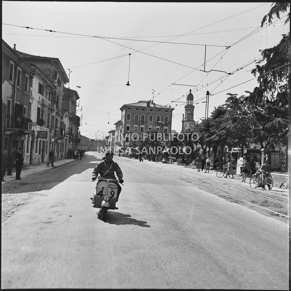 Il concorrente Franco Camurri del Vespa Club di Vicenza (numero di gara 49) durante la competizione sportiva 1000 Km Vespistica del 1954<br>216376