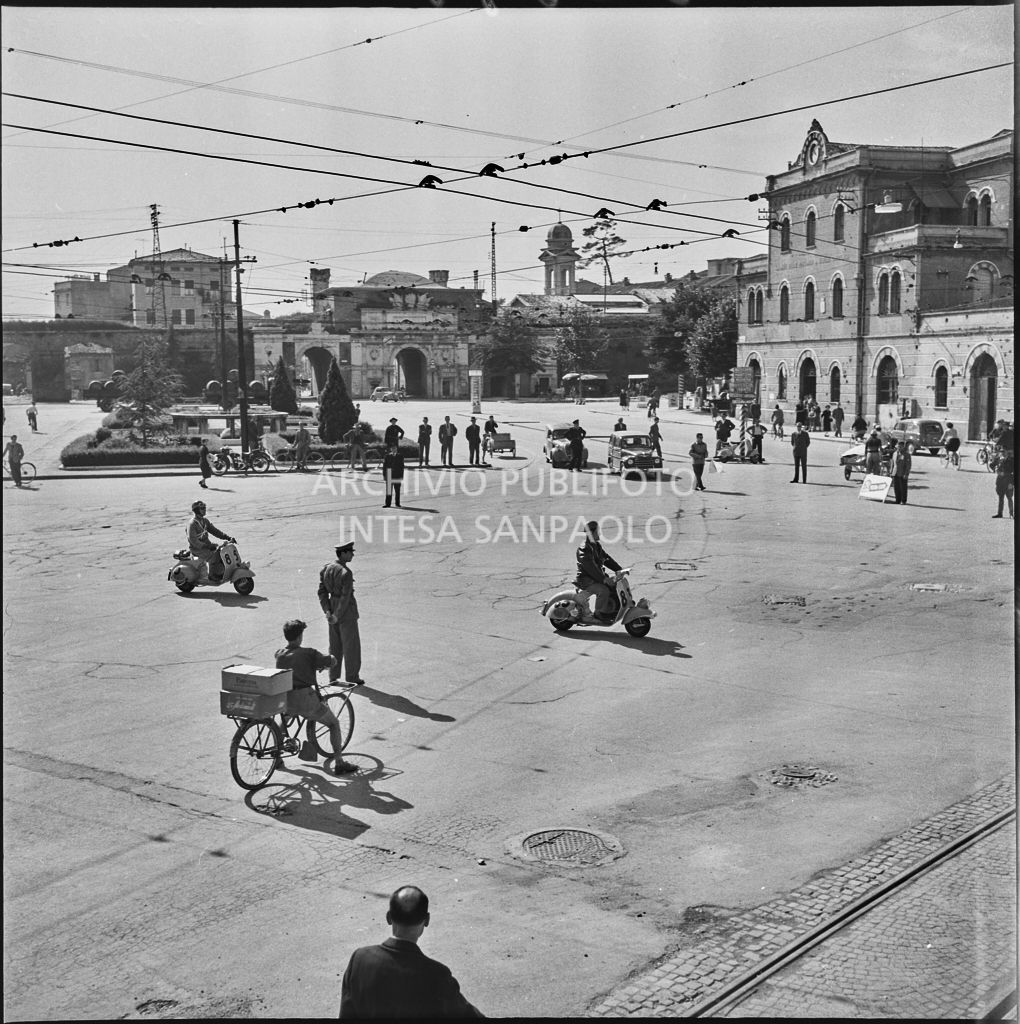 Un momento della competizione sportiva 1000 Km Vespistica del 1954 sul piazzale antistante Porta Vescovo a Verona<br>216377