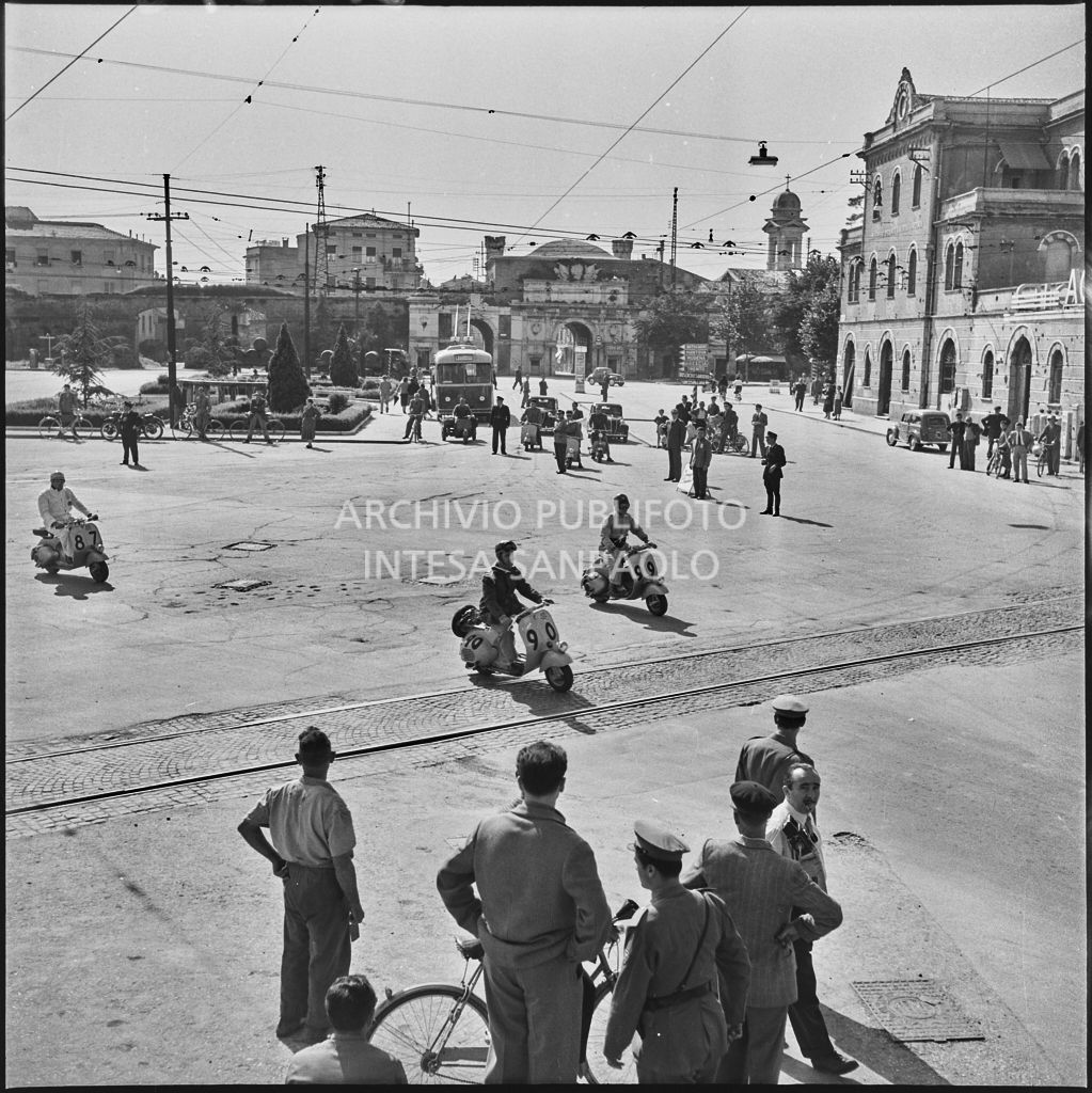 Un momento della competizione sportiva 1000 Km Vespistica del 1954 sul piazzale antistante Porta Vescovo a Verona<br>216378