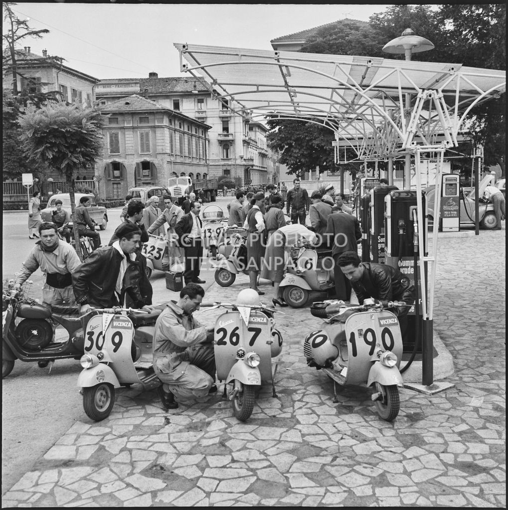 Pausa per rifornimento durante la competizione sportiva 1000 Km Vespistica del 1954<br>216380
