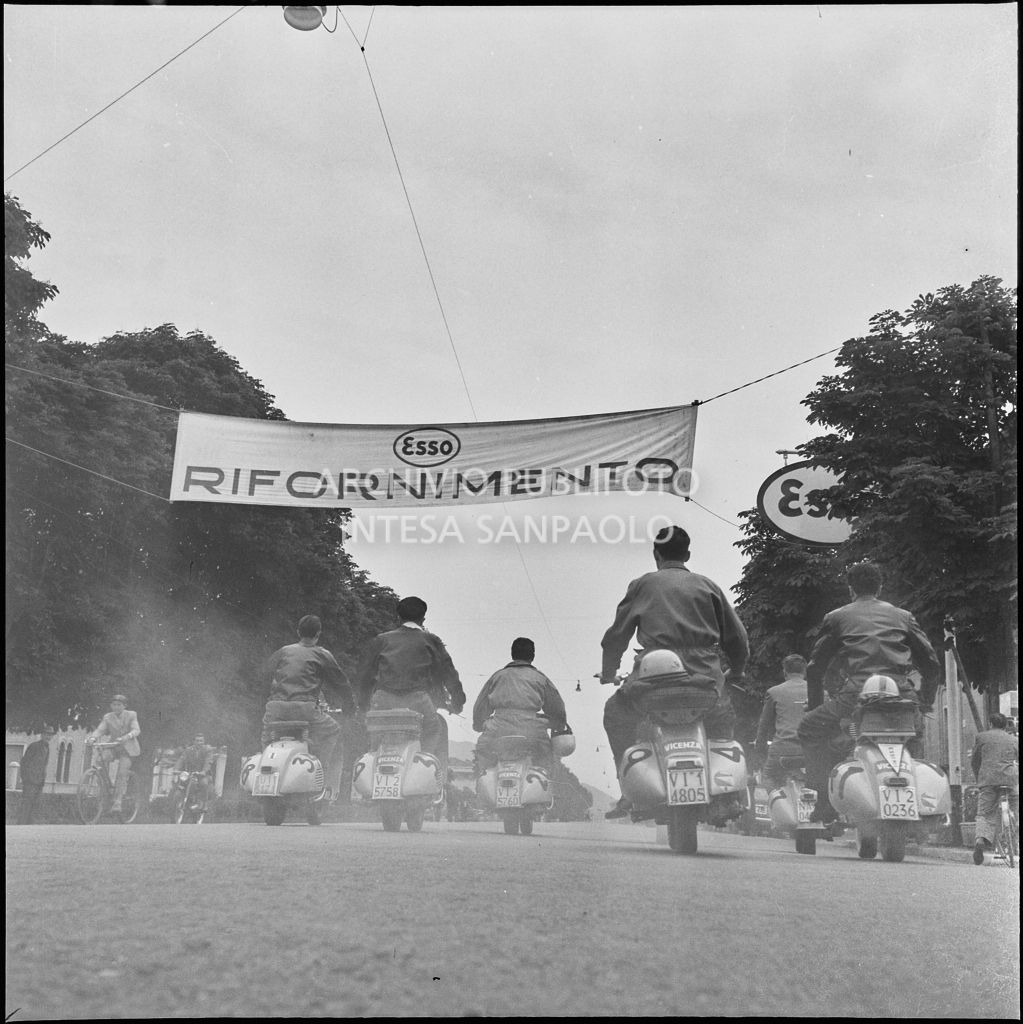 Un momento della competizione sportiva 1000 Km Vespistica del 1954<br>216381