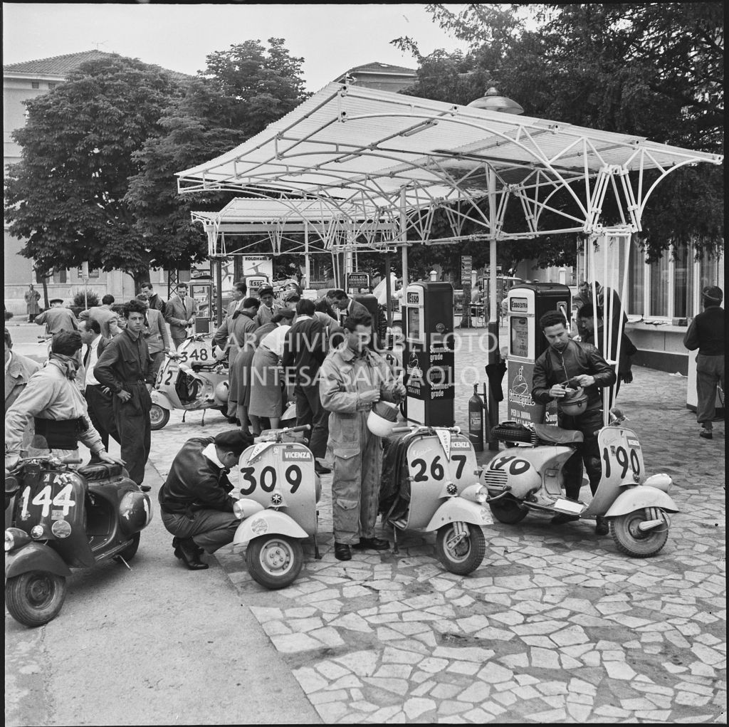 Pausa per rifornimento durante la competizione sportiva 1000 Km Vespistica del 1954<br>216382