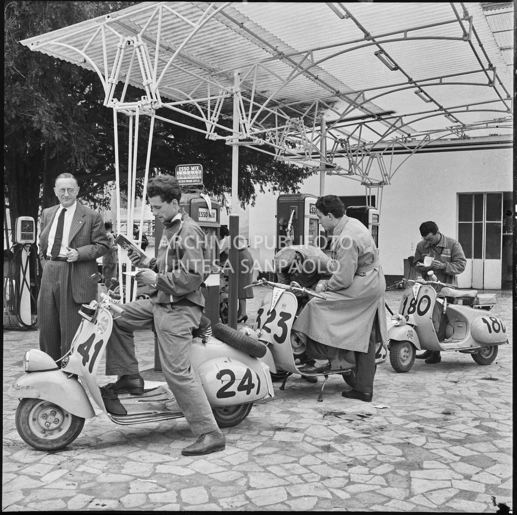 Pausa per rifornimento durante la competizione sportiva 1000 Km Vespistica del 1954<br>216384