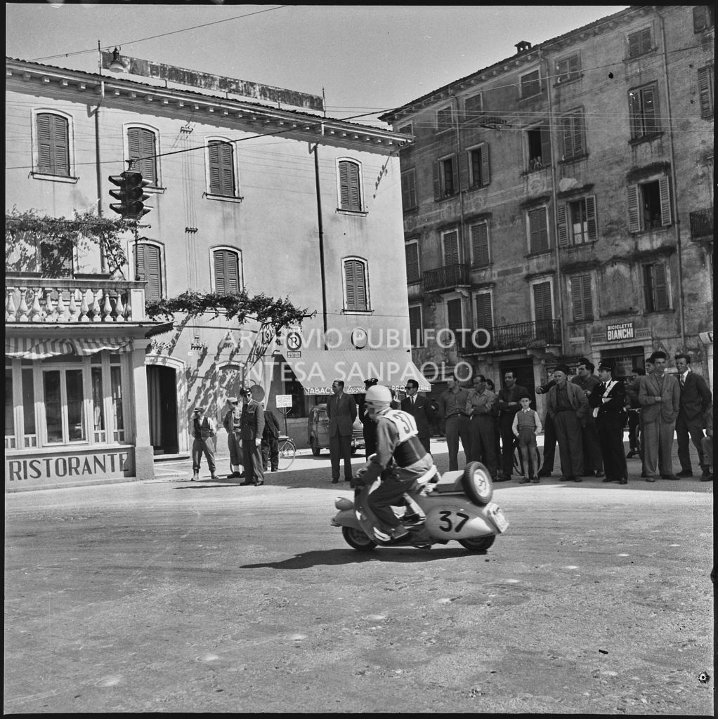 Il concorrente Lino Mussato del Vespa Club di Venezia (numero di gara 37) durante la competizione sportiva 1000 Km Vespistica del 1954<br>216385