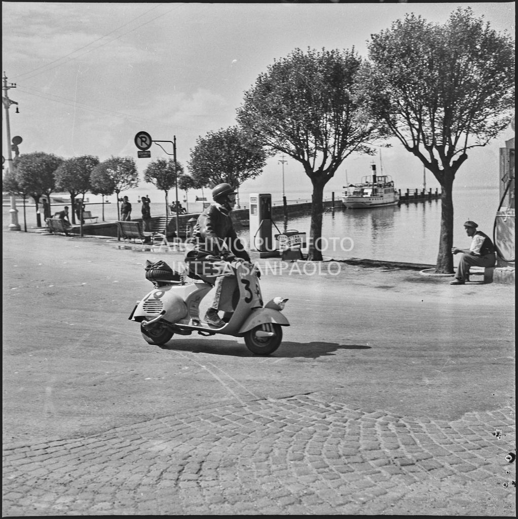 Il concorrente Arnaldo Sapino del Vespa Club di Novara (numero di gara 38) durante la competizione sportiva 1000 Km Vespistica del 1954<br>216386