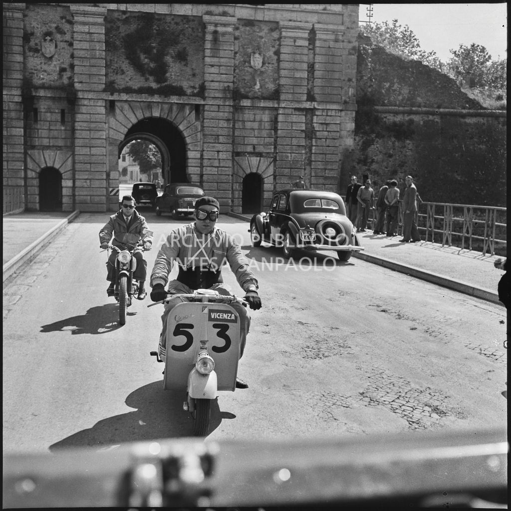 Il concorrente Giuseppe Tagliapietra del Vespa Club di Vicenza (numero di gara 53) attraversa Porta Verona a Peschiera del Garda durante la competizione sportiva 1000 Km Vespistica del 1954<br>216387